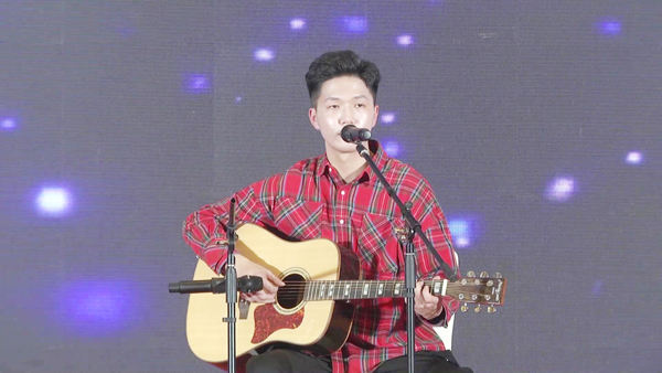 1579412145624449.jpg 調整後 06 欣捷建設浙江公司潘俊傑自(zì)彈自(zì)唱(chàng)《友(yǒu)情歲月(yuè)》.jpg