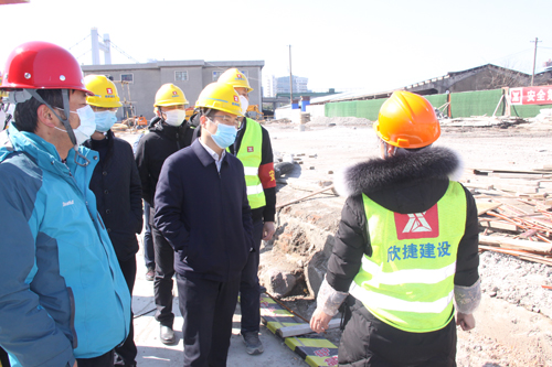 01  甯波市(shì)江北(běi)區(qū)副區(qū)長(cháng)鄭銘鈞關心詢問(wèn)現(xiàn)場(chǎng)工(gōng)人(rén)身(shēn)體(tǐ)情況.JPG