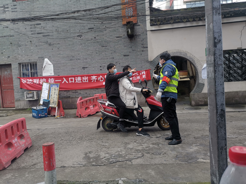 01  欣捷建設執勤志(zhì)願者詢問(wèn)居民(mín)去(qù)向.jpg