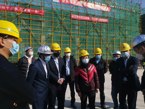 1584321552788105.jpg 01 公司相(xiàng)關領導陪同丁書(shū)記一(yī)行(xíng)了(le)解項目防控及複工(gōng)工(gōng)作(zuò).jpg