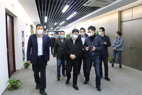 蔣董事(shì)長(cháng)陪同戴華祥區(qū)長(cháng)一(yī)行(xíng)考察園區(qū)企業(yè)防疫工(gōng)作(zuò)及辦公情況2.jpg
