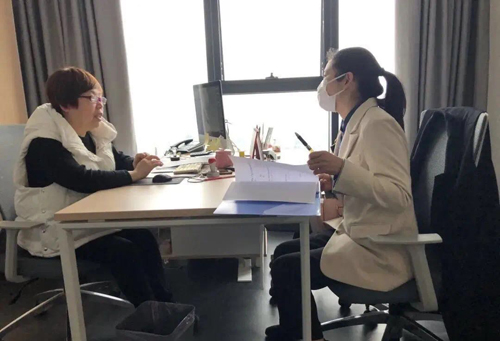 1588034169268216.jpg 浙江同舟律師(shī)事(shì)務所專職律師(shī)為(wèi)園區(qū)企業(yè)提供法律咨詢服務.jpg