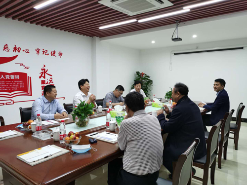 1588036746434600.jpg 02曹會(huì)長(cháng)與公司相(xiàng)關人(rén)員(yuán)深入交談.jpg