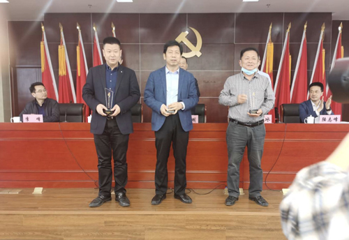 01  張尚華董事(shì)長(cháng)參會(huì)并領獎.jpg