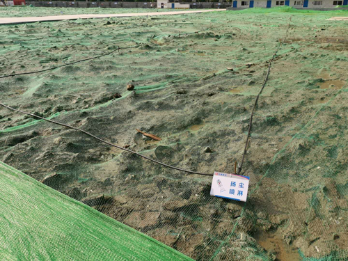 用(yòng)防塵網覆蓋工(gōng)地(dì)裸土(tǔ).jpg