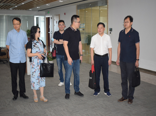 梁主委一(yī)行(xíng)參觀海(hǎi)創公司.JPG