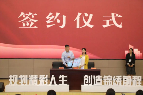 校(xiào)企合作(zuò)協議(yì)書(shū)簽訂及授牌.jpg