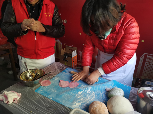 1609376688815623.jpg 志(zhì)願者包餃子(zǐ)中.jpg