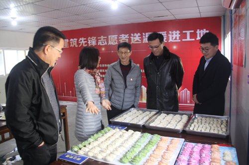 1609376702400085.jpg 領導們對(duì)餃子(zǐ)成品進行(xíng)點評.JPG