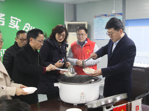 1609376727378909.jpg 朱總為(wèi)一(yī)線員(yuán)工(gōng)盛餃子(zǐ).JPG