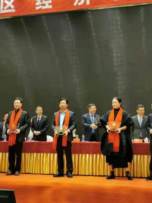 1615944113773293.jpg 04 張董榮獲“金(jīn)雁獎1.jpg