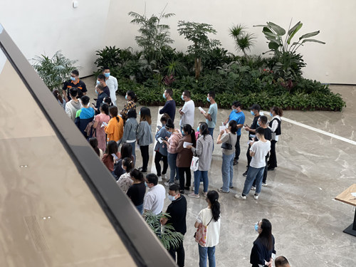 1621991263808632.jpg 預檢區(qū):填寫相(xiàng)關信息、身(shēn)份核驗并簽署接種同意書(shū)-01.jpg