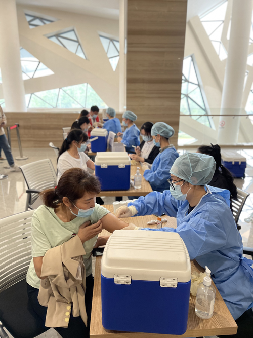 1621991282940442.jpg 接種區(qū):醫(yī)護人(rén)員(yuán)全程嚴格遵循接種原則,保證安全接種-02.jpg