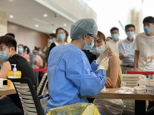 1621991289539207.jpg 接種區(qū):醫(yī)護人(rén)員(yuán)全程嚴格遵循接種原則,保證安全接種-03.jpg