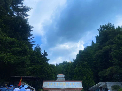 02  瞻仰井岡山(shān)革命烈士陵園.jpg