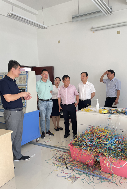 01  領導走訪參觀111.jpg