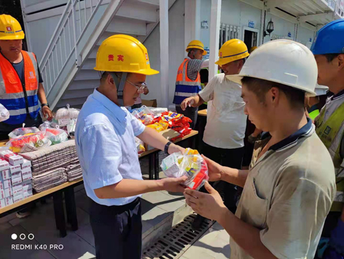 1626740835148477.jpg 01發放(fàng)慰問(wèn)品現(xiàn)場(chǎng).jpg