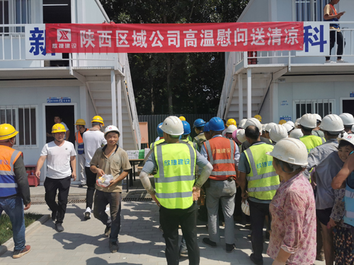 1626740846919433.jpg 02工(gōng)人(rén)排隊領取慰問(wèn)品.jpg