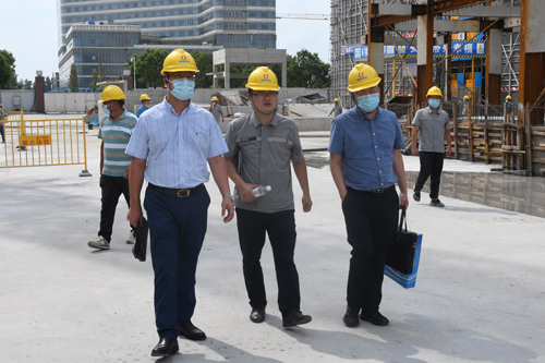 01  領導一(yī)行(xíng)進行(xíng)交流指導.jpg