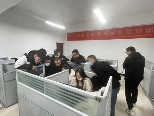 04 專家(jiā)老(lǎo)師(shī)邱教授為(wèi)學員(yuán)答(dá)疑解惑-2.jpg