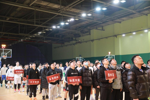 1647393678634489.jpg 03 參賽隊伍面向國(guó)旗唱(chàng)國(guó)歌(gē).jpg