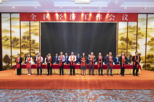 01  林(lín)總代表公司領獎.jpg