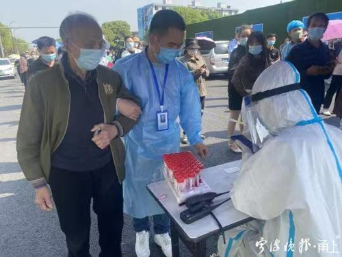 03 虞騰峰參與疫情防控工(gōng)作(zuò)中-2.jpg