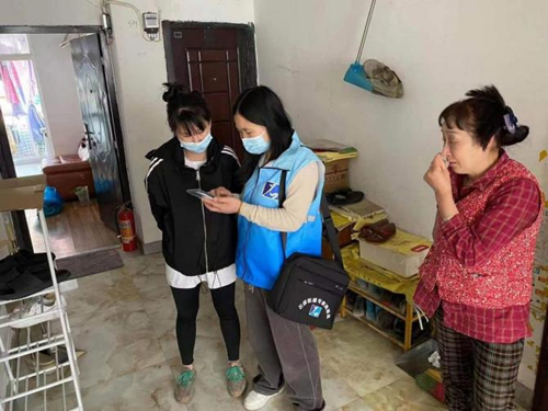 1658391427321821.jpg 01 陶彩玲分(fēn)發宣傳資料.jpg