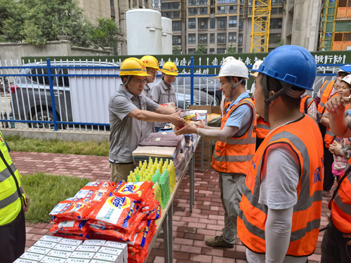 03對(duì)一(yī)線建設者發放(fàng)慰問(wèn)品.jpg