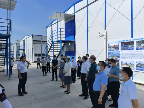 1658392556465963.jpg 百色市(shì)住建局局長(cháng)陸偉介紹方艙醫(yī)院情況2.jpg