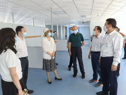 1658392590541535.jpg 自(zì)治區(qū)人(rén)大(dà)常委會(huì)調研組查看(kàn)方艙醫(yī)院3.jpg