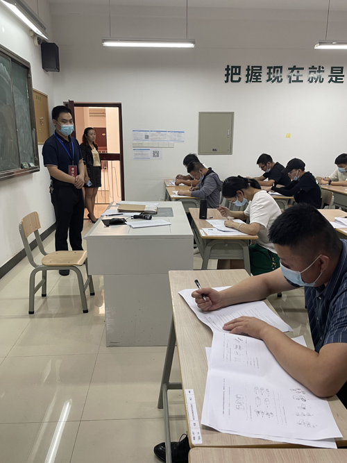 02  建築技(jì)能(néng)工(gōng)人(rén)職業(yè)考核筆(bǐ)試現(xiàn)場(chǎng) 甯波市(shì)住房(fáng)和(hé)城(chéng)鄉(xiāng)建設局相(xiàng)關領導現(xiàn)場(chǎng)督導-2.jpg