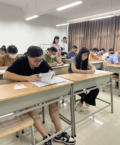 03 建築技(jì)能(néng)工(gōng)人(rén)職業(yè)考核筆(bǐ)試現(xiàn)場(chǎng) 甯波市(shì)住房(fáng)和(hé)城(chéng)鄉(xiāng)建設局相(xiàng)關領導現(xiàn)場(chǎng)督導-3.jpg