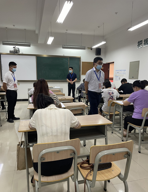 04  建築技(jì)能(néng)工(gōng)人(rén)職業(yè)考核筆(bǐ)試現(xiàn)場(chǎng) 甯波市(shì)住房(fáng)和(hé)城(chéng)鄉(xiāng)建設局相(xiàng)關領導現(xiàn)場(chǎng)督導-4.jpg