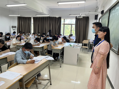 01  建築技(jì)能(néng)工(gōng)人(rén)職業(yè)考核筆(bǐ)試現(xiàn)場(chǎng) 甯波市(shì)住房(fáng)和(hé)城(chéng)鄉(xiāng)建設局相(xiàng)關領導現(xiàn)場(chǎng)督導-1.jpg