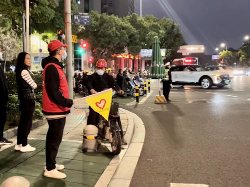 03  誠晖志(zhì)願者執行(xíng)交通(tōng)文(wén)明(míng)勸導-3.jpg