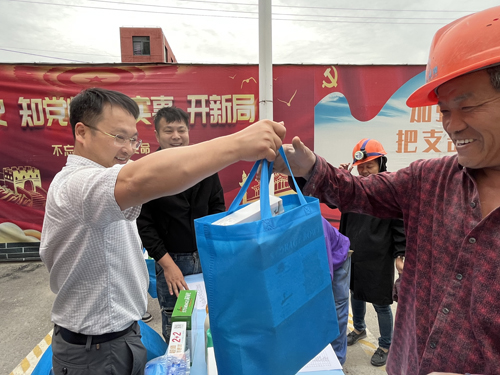 03  林(lín)總、施總為(wèi)項目建設者送上(shàng)慰問(wèn)關懷-2.jpg