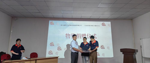 03  林(lín)總上(shàng)台捐贈物(wù)資.jpg