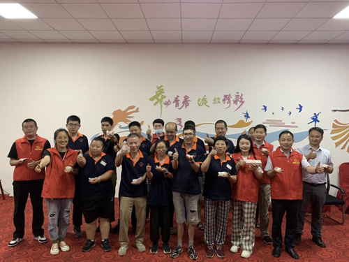 06  誠晖集團志(zhì)願者與諧樂(yuè)殘疾人(rén)之家(jiā)合影(yǐng)留念.jpg