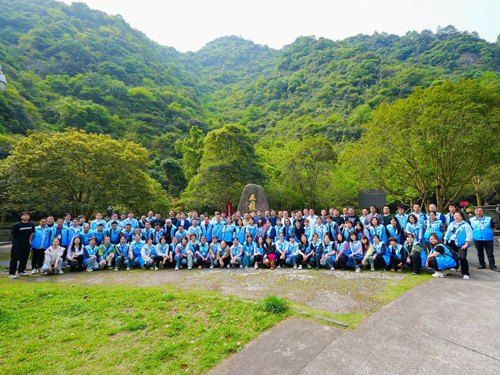 01  各村(cūn)社治保主任及卓立公司全體(tǐ)員(yuán)工(gōng)在五龍潭景區(qū)合影(yǐng).jpg