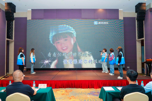 28  馮家(jiā)村(cūn)和(hé)後倉村(cūn)的(de)網格員(yuán)鄭慧娟、李祎、許益萍、應超，杜雅琦-合唱(chàng)曲目《明(míng)天會(huì)更好(hǎo)》.jpg