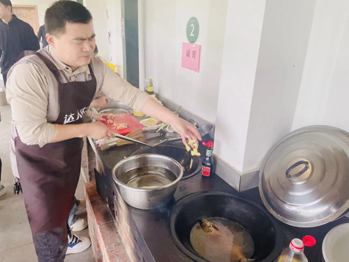 1714983347879965.jpg 02 廚藝比拼現(xiàn)場(chǎng)-2.jpg