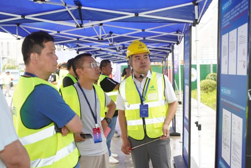 07 卓衆人(rén)力公司在各觀摩展示區(qū)域進行(xíng)分(fēn)享交流.jpg