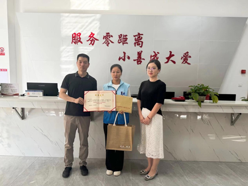 1723165053740629.jpg 海(hǎi)曙區(qū)社會(huì)治理(lǐ)中心黨組書(shū)記、主任白(bái)豔輝為(wèi)董瑩頒發榮譽證書(shū).jpg