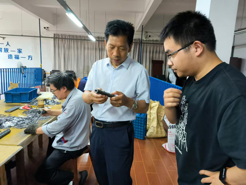 1727225425488141.jpg 諧樂(yuè)殘疾人(rén)中心法人(rén)林(lín)祉成陪同張尚華董事(shì)長(cháng)參觀部分(fēn)生(shēng)産車(chē)間(jiān).jpg