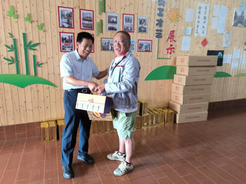 1727225443652432.jpg 張尚華董事(shì)長(cháng)送上(shàng)中秋慰問(wèn)禮品.jpg