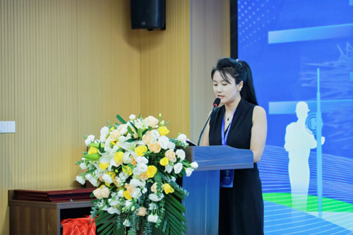 1727225678623650.jpg 05裁判代表劉麗(lì)芳老(lǎo)師(shī)代表全體(tǐ)裁判員(yuán)莊嚴宣誓.jpg