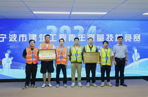 1727225857306334.jpg 15浙江誠晖人(rén)力資源發展集團有(yǒu)限公司總經理(lǐ)林(lín)通(tōng)先生(shēng)與獲獎選手合影(yǐng).jpg